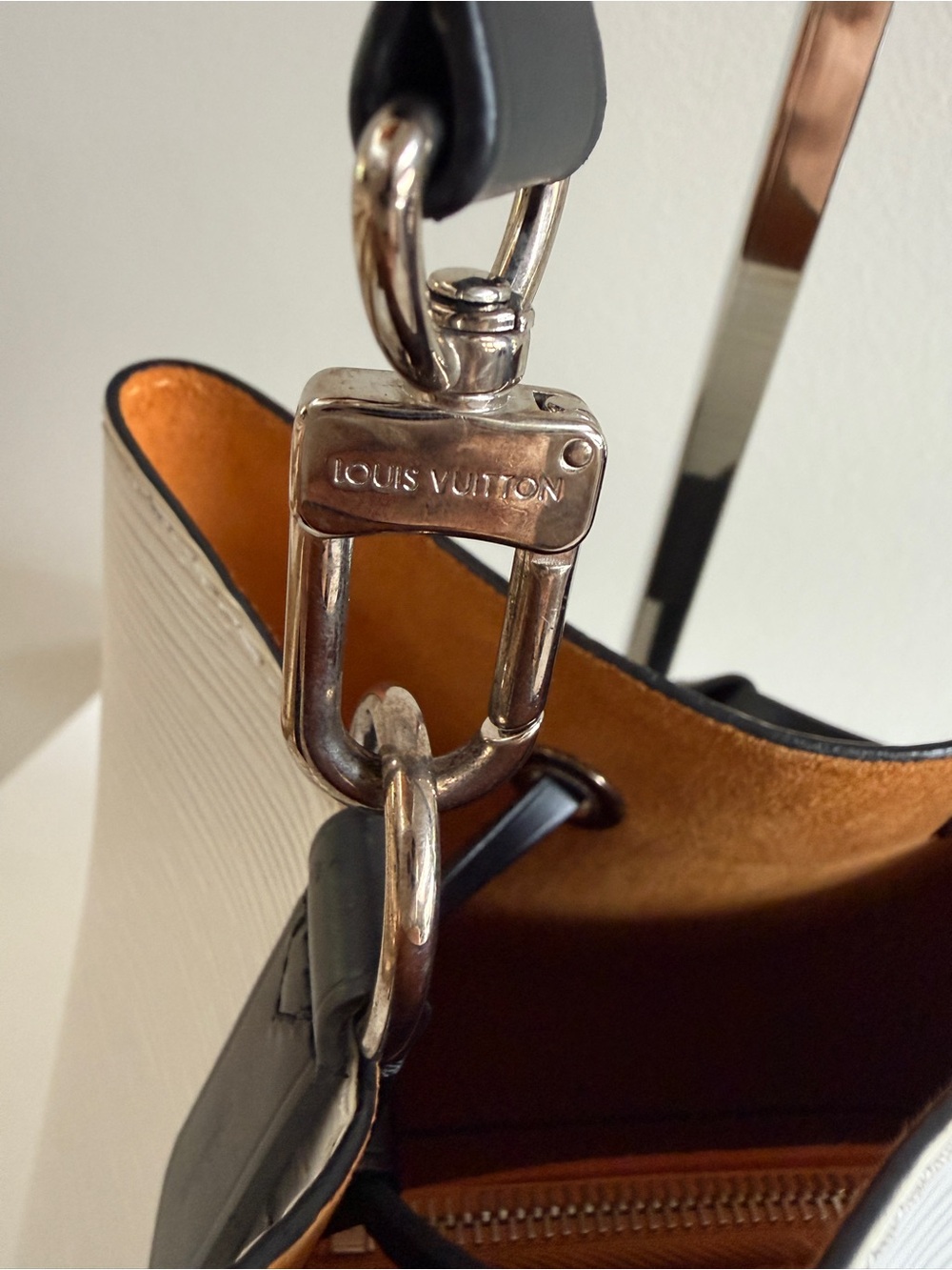 LOUIS VUITTON Epi Leather NeoNoe MM Handbag Bag White/Black - Picture 5 of 15
